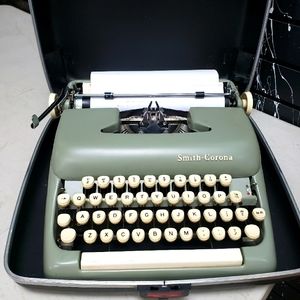 Smith Corona Clipper Typewriter  Portable Vintage Antique